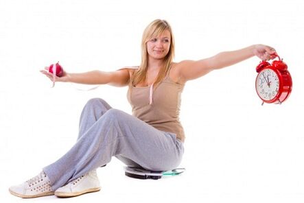 Ang isang batang babae na nais mawalan ng timbang ay kumakain ng malusog at ayon sa isang regimen